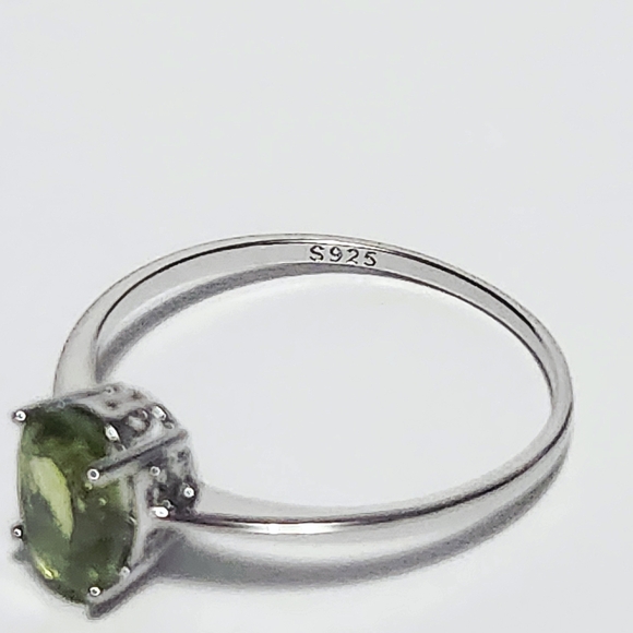 1.25 ct Peridot Sterling Silver Oval Solitaire Ring size 9 NEW - Picture 7 of 9